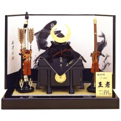 五月人形: 久月作　ワダエミ監修　王者之兜10号　正絹黒糸縅　越前手漉和紙三曲墨絵屏風飾り　宗光監製