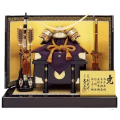 五月人形: 鈴木利光作　本金箔押　正絹朱糸縅総裏白檀12号　三日月前立兜　久月監製