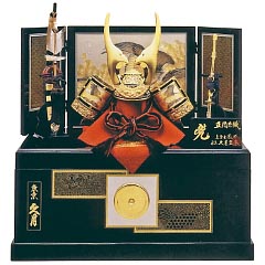 五月人形: 上原玉鳳作　正絹色々縅10号兜　収納箱飾り　久月監製