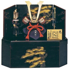 五月人形: 加藤峻厳作　1/4本仕立　紅裾濃縅兜　収納箱飾り　久月監製