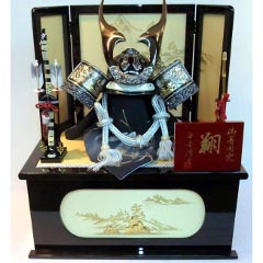 五月人形: 着用兜　五月人形　収納箱飾り　25号ブロンズアコダ貫前兜　25号着用兜収納箱飾り