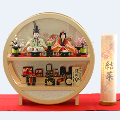 久月 ほのか 薄橙色塗り 木製 円形台飾り | かわいいお顔の木目込み飾り