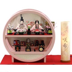 雛人形: 久月作 ほのか 木目込み 新井久夫 桜色塗り 木製 円形飾り台 【W02】