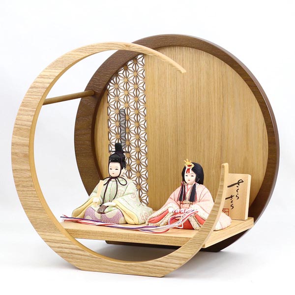雛人形 一秀 さくらさくら 親王飾り 透かし麻の葉模様 木製 円形 三日月形飾り台 (小) 詳細画像 一秀 雛人形 さくらさくら 親王飾り 透かし麻の葉模様 木製 円形 三日月形飾り台 (小) 詳細画像