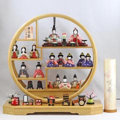雛人形: 丸窓竹製円形台 十五人飾り お道具揃い