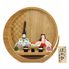 雛人形: 久月作 ほのか 小春雛 水色 親王飾り 市松模様 木製 円形 三日月形飾り台（小）し 【60733-
