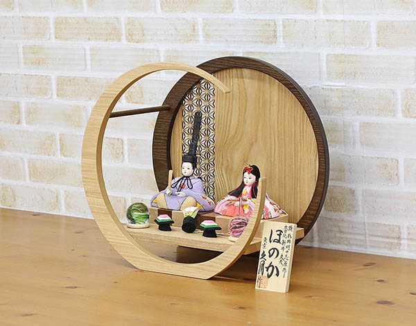 久月　 雛人形　久月作 ほのか 小春雛 薄紫色 親王飾り 透かし麻の葉模様 木製 円形 三日月形飾り台 (小)　詳細画像