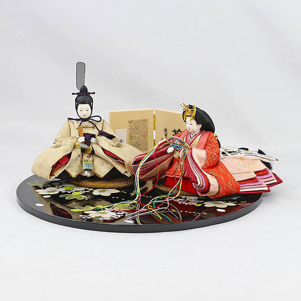 雛人形 柴田家千代 柴田家千代作 葵 金らん ベージュ/赤 柳親王 裾短衣裳着 黒塗り桜柄 円形飾り台 平飾り 詳細画像 柴田家千代 雛人形 柴田家千代作 葵 金らん ベージュ/赤 柳親王 裾短衣裳着 黒塗り桜柄 円形飾り台 平飾り 詳細画像