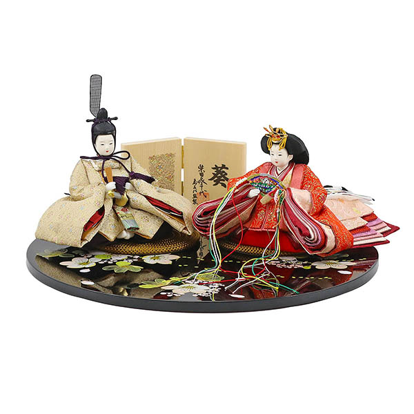 柴田家千代作 葵 金らん ベージュ/赤 柳親王 裾短衣裳着 黒塗り桜柄 円形飾り台 平飾り
