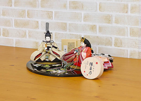 雛人形 柴田家千代 柴田家千代作 葵 金らん ベージュ/赤 柳親王 裾短衣裳着 黒塗り桜柄 円形飾り台 平飾り 詳細画像 柴田家千代 雛人形 柴田家千代作 葵 金らん ベージュ/赤 柳親王 裾短衣裳着 黒塗り桜柄 円形飾り台 平飾り 詳細画像