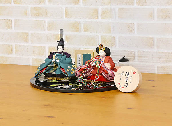 柴田家千代　 雛人形　柴田家千代作 葵 かすみ桜刺繍 青緑/朱 柳親王 裾短衣裳着 黒塗り桜柄 円形飾り台 平飾り　詳細画像