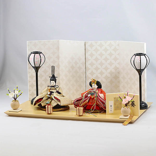 柴田家千代　 雛人形　柴田家千代作 葵 金らん ベージュ/赤 柳親王 裾短衣裳着 白色七宝文様屏風 木製飾り台 平飾り　詳細画像