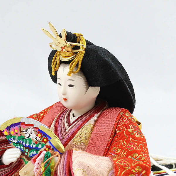 柴田家千代　 雛人形　柴田家千代作 葵 金らん ベージュ/赤 柳親王 裾短衣裳着 白色七宝文様屏風 木製飾り台 平飾り　詳細画像