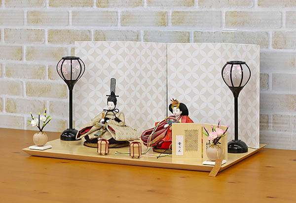 柴田家千代　 雛人形　柴田家千代作 葵 金らん ベージュ/赤 柳親王 裾短衣裳着 白色七宝文様屏風 木製飾り台 平飾り　詳細画像
