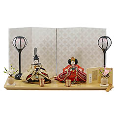 柴田家千代作 葵 金らん ベージュ/赤 柳親王 裾短衣裳着 白色七宝文様屏風 木製飾り台 平飾り