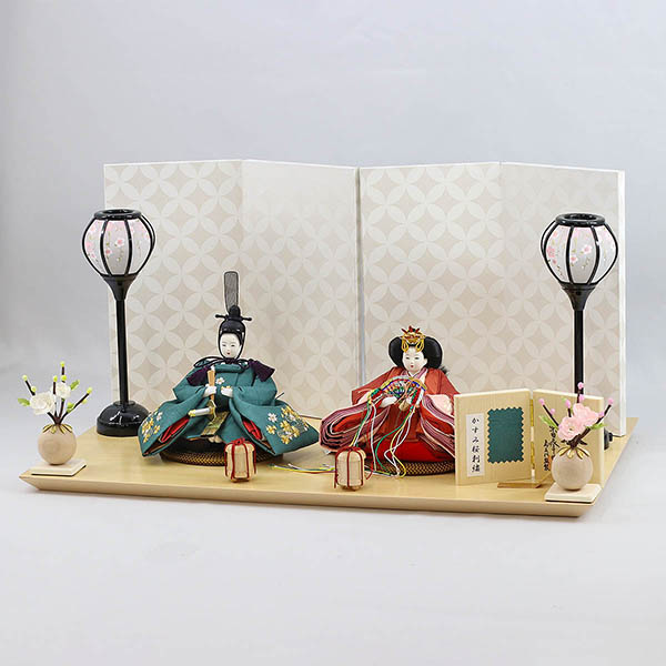 柴田家千代　 雛人形　柴田家千代作 葵 かすみ桜刺繍 青緑/朱 柳親王 裾短衣裳着 白色七宝文様屏風 木製飾り台 平飾り　詳細画像