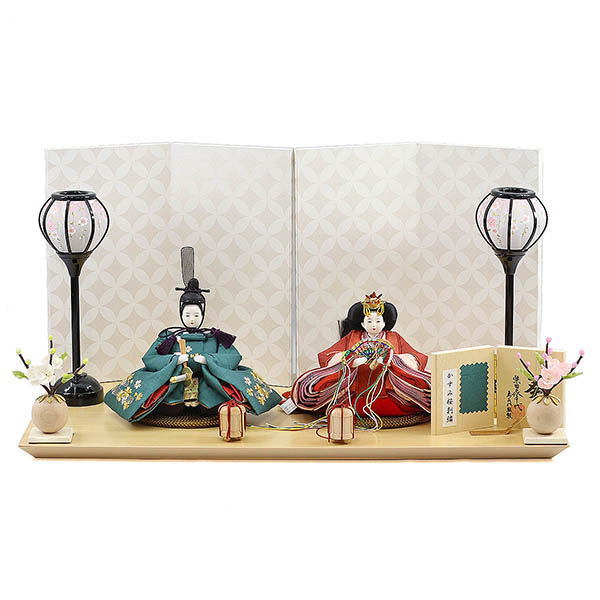 柴田家千代作 葵 かすみ桜刺繍 青緑/朱 柳親王 裾短衣裳着 白色七宝文様屏風 木製飾り台 平飾り