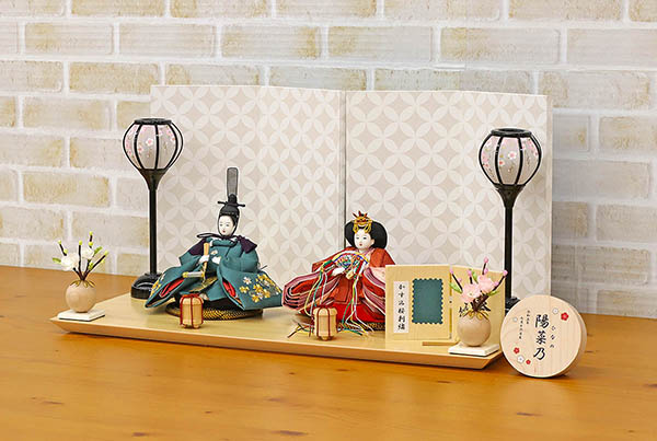 柴田家千代　 雛人形　柴田家千代作 葵 かすみ桜刺繍 青緑/朱 柳親王 裾短衣裳着 白色七宝文様屏風 木製飾り台 平飾り　詳細画像