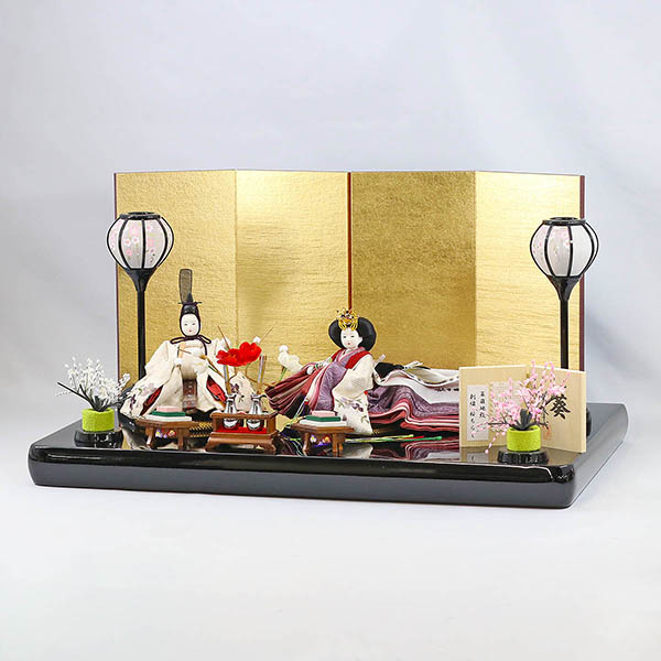 柴田家千代　 雛人形　柴田家千代作 葵 算崩地紋 刺繍桜ちらし 白紫 柳親王 裾長衣装着 金屏風 黒塗り飾り台 平飾り　詳細画像