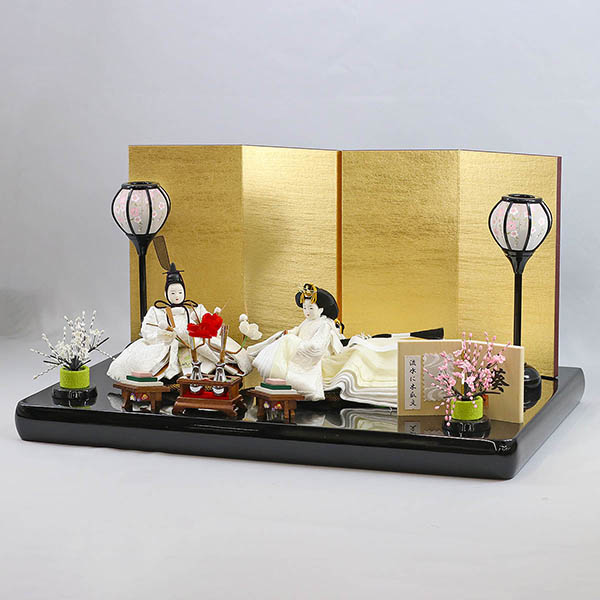 柴田家千代　 雛人形　柴田家千代作 葵 流水に木瓜文 白無垢風 柳親王 裾長衣装着 金屏風 黒塗り飾り台 平飾り　詳細画像