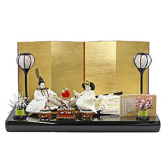 柴田家千代作 葵 流水に木瓜文 白無垢風 柳親王 裾長衣装着 金屏風 黒塗り飾り台 平飾り