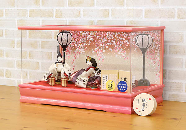 柴田家千代　 雛人形　柴田家千代作 葵 算崩地紋 刺繍桜ちらし 白紫 柳親王 裾長衣装着 オルゴール付き 小桜柄 ピンク塗り アクリルケース飾り　詳細画像