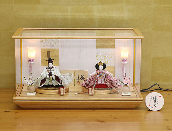 柴田家千代　 雛人形　柴田家千代作 葵 金襴 桜文様 薄緑/ピンク 柳親王 裾短衣裳着 タモ材使用 木製アクリルケース飾り　詳細画像