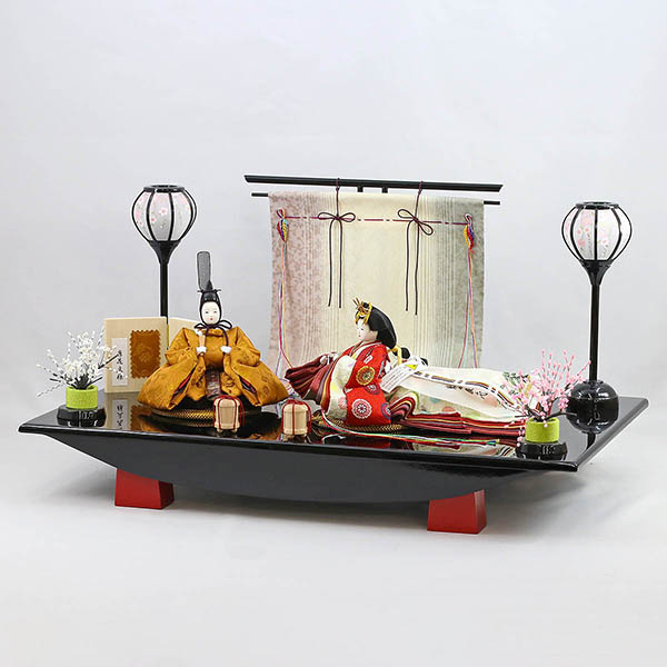 柴田家千代　 雛人形　柴田家千代作 葵 黄櫨染 唐花文様 金茶/赤 柳親王 裾長衣装着 三段ぼかし几帳 華風 黒塗り飾り台 平飾り　詳細画像