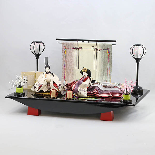 柴田家千代　 雛人形　柴田家千代作 葵 算崩地紋 刺繍桜ちらし 白紫 柳親王 裾長衣装着 三段ぼかし几帳 華風 黒塗り飾り台 平飾り　詳細画像