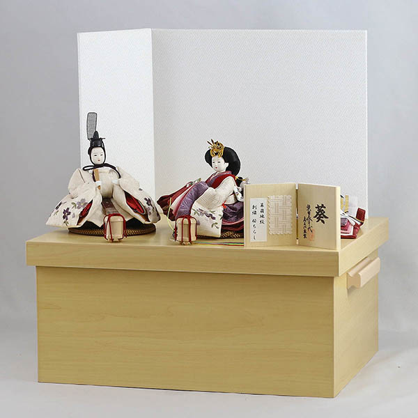 柴田家千代　 雛人形　柴田家千代作 葵 算崩地紋 刺繍桜ちらし 白紫 柳親王 裾長衣装着 紗綾形文様白色屏風 白木調木製収納飾り　詳細画像