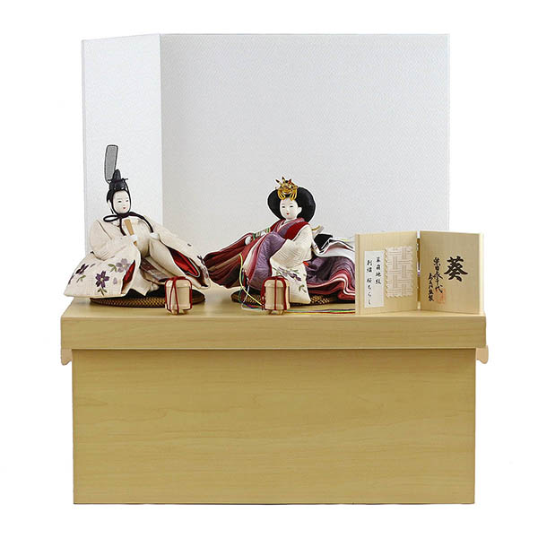 柴田家千代作 葵 算崩地紋 刺繍桜ちらし 白紫 柳親王 裾長衣装着 紗綾形文様白色屏風 白木調木製収