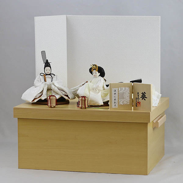 雛人形 柴田家千代 柴田家千代作 葵 流水に木瓜文 白無垢風 柳親王 裾長衣装着 紗綾形文様白色屏風 白木調木製収納飾り 詳細画像 柴田家千代 雛人形 柴田家千代作 葵 流水に木瓜文 白無垢風 柳親王 裾長衣装着 紗綾形文様白色屏風 白木調木製収納飾り 詳細画像