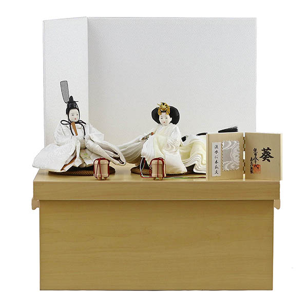 柴田家千代作 葵 流水に木瓜文 白無垢風 柳親王 裾長衣装着 紗綾形文様白色屏風 白木調木製収納飾り