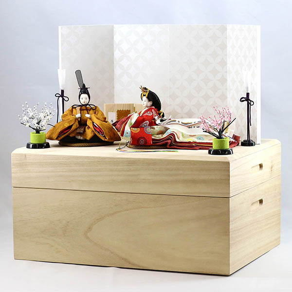 柴田家千代　 雛人形　柴田家千代作 葵 黄櫨染 唐花文様 金茶/赤 柳親王 裾長衣装着 白色七宝文様屏風 桐製収納飾り　詳細画像