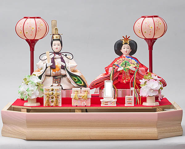藤翁　 雛人形　彩乃 豆親王 桃 六角Ｗオークボカシ 刺繍バック アクリルケース飾り　詳細画像