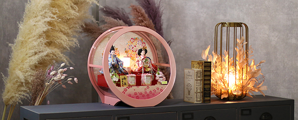 吉徳　 雛人形　円形 丸形 ピンク塗り アクリルケース入り 柳 親王飾り 御雛　詳細画像