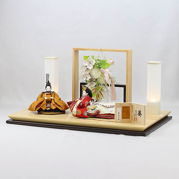 柴田家千代　 雛人形　柴田家千代作 葵 黄櫨染 唐花文様 金茶/赤 柳親王 裾長衣装着 アートフラワー 白木 木目 飾り台　詳細画像