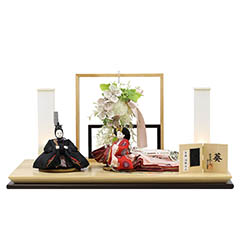 柴田家千代作 葵 有職 向鶴丸文 黒/赤 柳親王 裾長衣装着 アートフラワー 白木 木目 飾り台