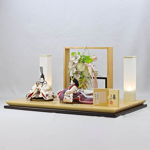 柴田家千代　 雛人形　柴田家千代作 葵 算崩地紋 刺繍桜ちらし 白紫 柳親王 裾長衣装着 アートフラワー 白木 木目 飾り台　詳細画像