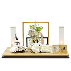 柴田家千代作 葵 流水に木瓜文 白無垢風 柳親王 裾長衣装着 アートフラワー 白木 木目 飾り台