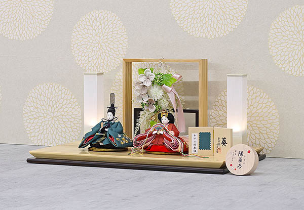 柴田家千代　 雛人形　柴田家千代作 葵 かすみ桜刺繍 青緑/朱 柳親王 裾短衣裳着 アートフラワー 白木 木目 飾り台　詳細画像