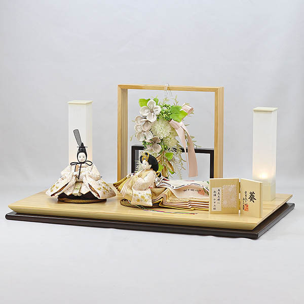 柴田家千代　 雛人形　柴田家千代作 葵 唐花文様に刺繍 かすみ桜 白金 柳親王 裾長衣裳着 アートフラワー 白木 木目 飾り台　詳細画像