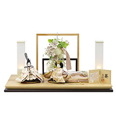 柴田家千代作 葵 唐花文様に刺繍 かすみ桜 白金 柳親王 裾長衣裳着 アートフラワー 白木 木目 飾