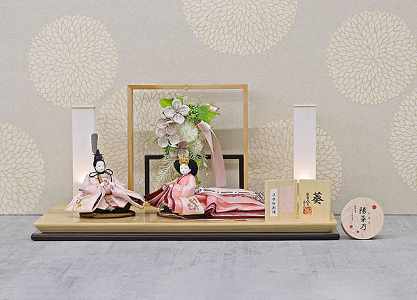 柴田家千代　 雛人形　柴田家千代作 葵 流水桜刺繍 ピンク 柳親王 裾長衣裳着 アートフラワー 白木 木目 飾り台　詳細画像