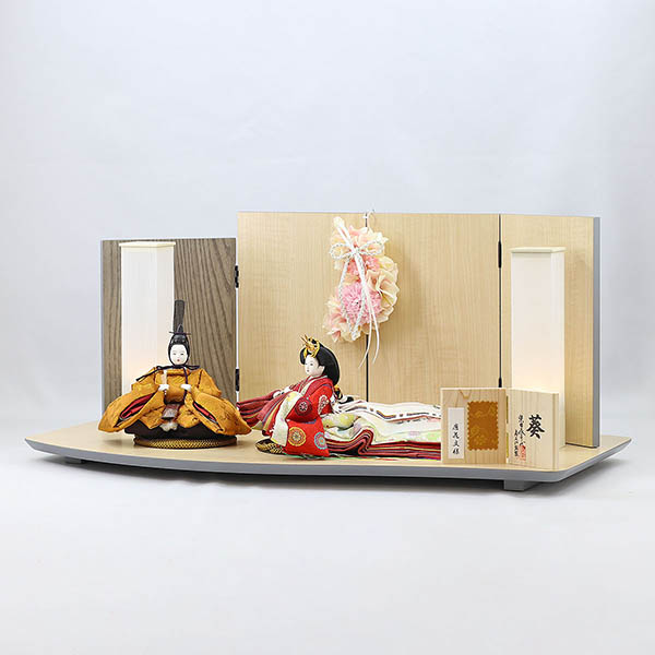 柴田家千代　 雛人形　柴田家千代作 葵 黄櫨染 唐花文様 金茶/赤 柳親王 裾長衣装着 アートフラワー 白木 木目 飾り台 屏風　詳細画像