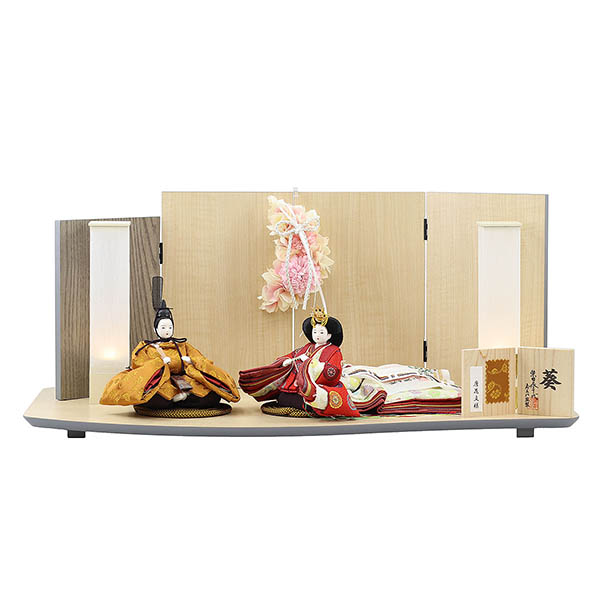 柴田家千代作 葵 黄櫨染 唐花文様 金茶/赤 柳親王 裾長衣装着 アートフラワー 白木 木目 飾り台