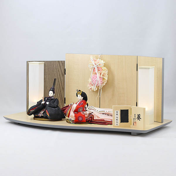 柴田家千代　 雛人形　柴田家千代作 葵 有職 向鶴丸文 黒/赤 柳親王 裾長衣装着 アートフラワー 白木 木目 飾り台 屏風　詳細画像