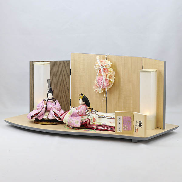 柴田家千代　 雛人形　柴田家千代作 葵 麻の葉に丸文 薄紫ピンク 柳親王 裾長衣装着 アートフラワー 白木 木目 飾り台 屏風　詳細画像