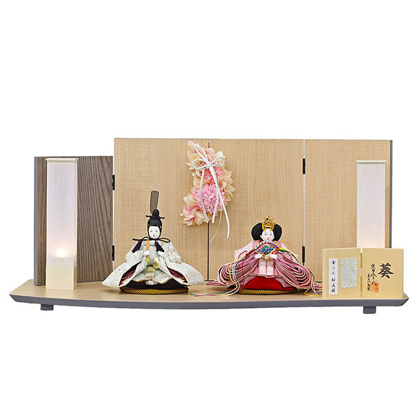 柴田家千代作 葵 金襴 桜文様 薄緑/ピンク 柳親王 裾短衣裳着 アートフラワー 白木 木目 飾り台