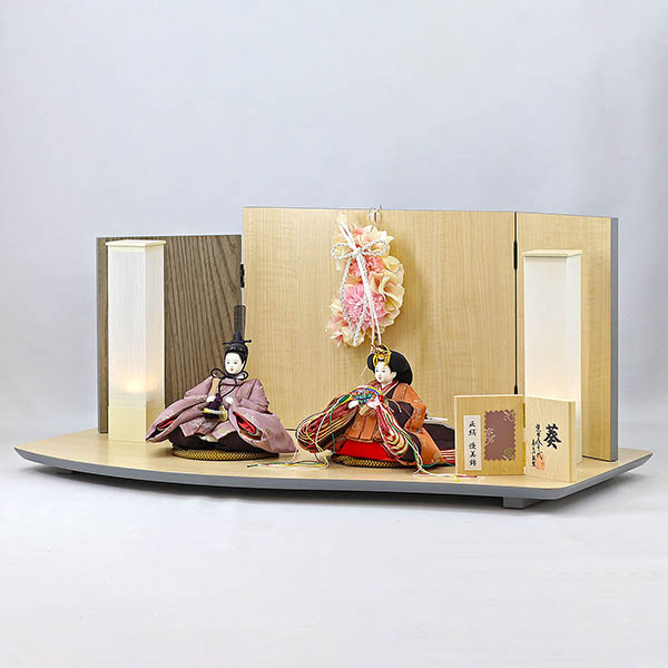 雛人形 柴田家千代 柴田家千代作 葵 正絹優美錦 薄紫/オレンジ 柳親王 裾短衣裳着 アートフラワー 白木 木目 飾り台 屏風 詳細画像 柴田家千代 雛人形 柴田家千代作 葵 正絹優美錦 薄紫/オレンジ 柳親王 裾短衣裳着 アートフラワー 白木 木目 飾り台 屏風 詳細画像